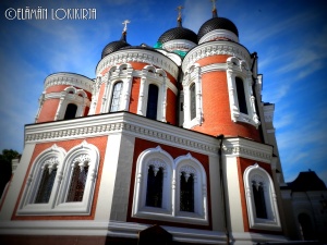 Ortodoksikirkko, Aleksanteri Nevskin katedraali, valmistui vuonna 1900. Viron itsenäistyttyä vuonna 1918 Venäjästä katedraalin purkamista harkittiin vakavasti, sillä sen nähtiin edustavan vahvasti venäläisyyttä. Vielä nykyäänkin katedraali herättää runsaasti keskustelua, sillä jotkut katsovat, ettei se sovi keskiaikaisen Toompean ympäristöön.